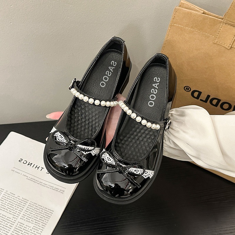 أحذية نسائية كلاسيكية برأس مست - مراجعة Leather Classic Strap وسعره
