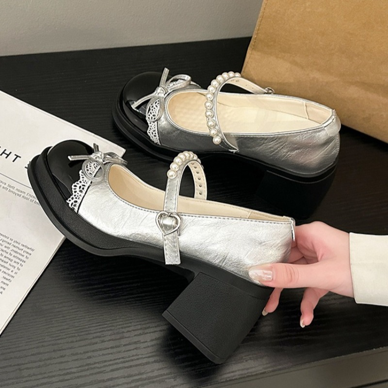 أحذية نسائية كلاسيكية برأس مست - مراجعة Leather Classic Strap وسعره